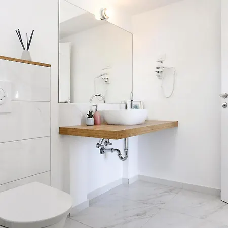 بيت للعطل Seven-bedroom In *