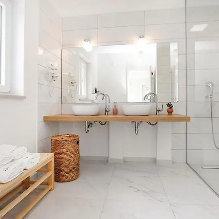 Seven-bedroom In Feriehus Žaborić