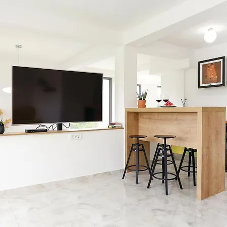 بيت للعطل Seven-bedroom In *