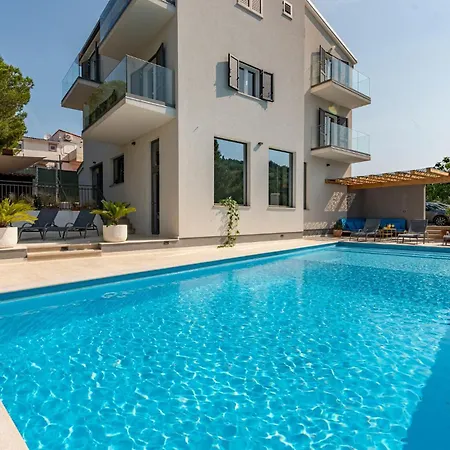 Seven-Bedroom Holiday Home In Zaboric *