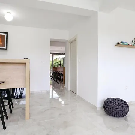 Seven-bedroom In Feriehus Žaborić