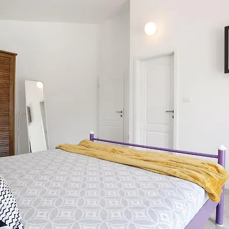 Dom wakacyjny Seven-Bedroom Holiday Home In Zaboric Žaborić