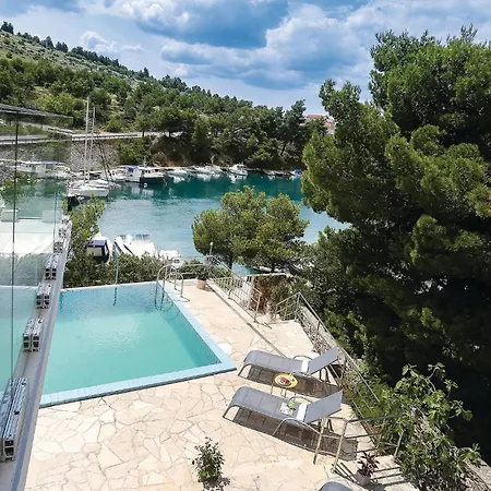 Seven-Bedroom Holiday Home In Zaboric *