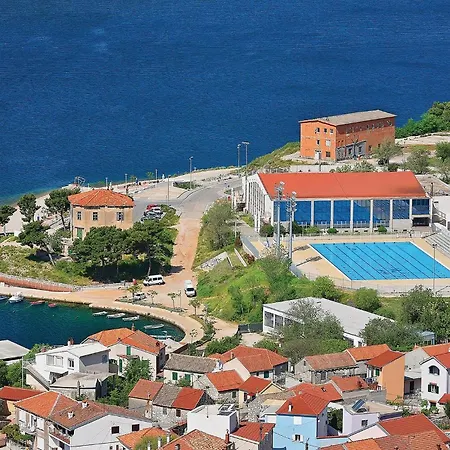 Seven-Bedroom Holiday Home In Zaboric * Žaborić