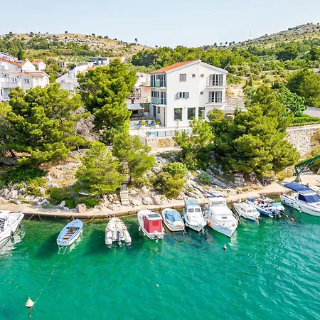Seven-Bedroom Holiday Home In Zaboric