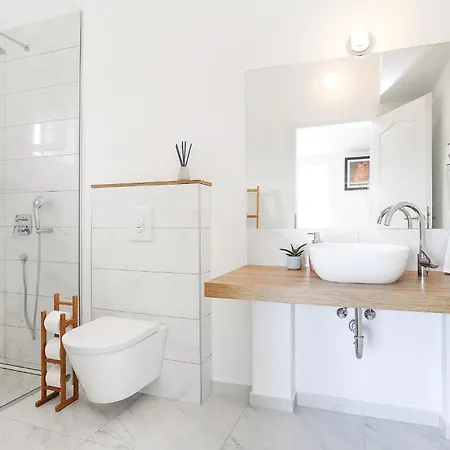 Seven-bedroom In بيت للعطل *