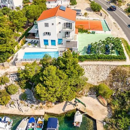 Seven-Bedroom Holiday Home In Zaboric Dom wakacyjny