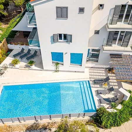 Dom wakacyjny Seven-Bedroom Holiday Home In Zaboric Žaborić