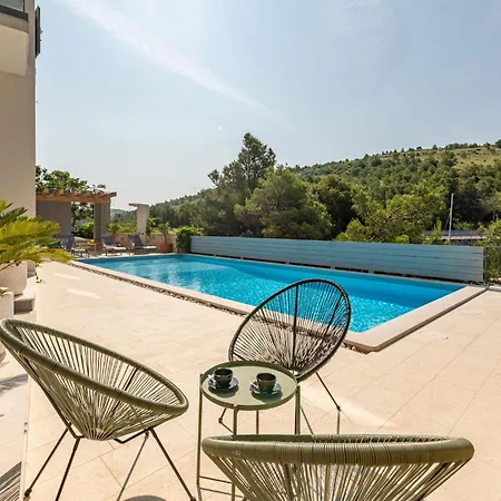 Seven-bedroom In بيت للعطل *