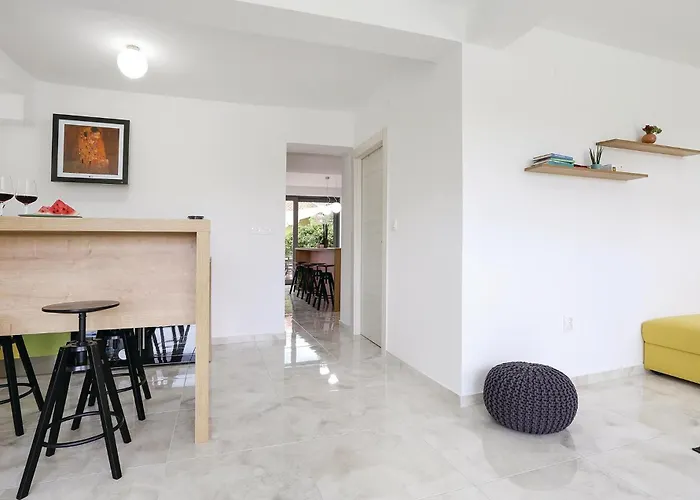 Seven-bedroom In Semesterbostad Zaboric