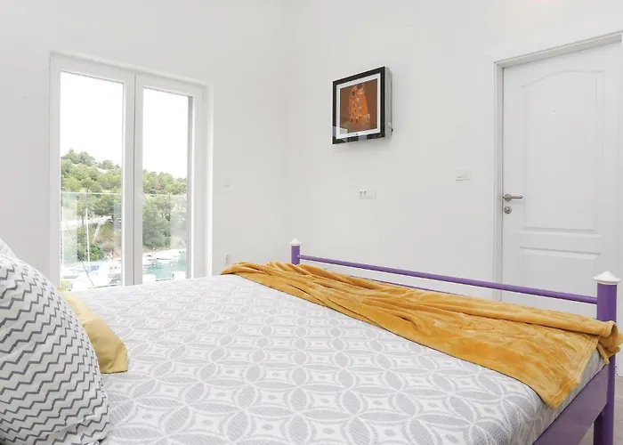 Seven-bedroom In Vikendica