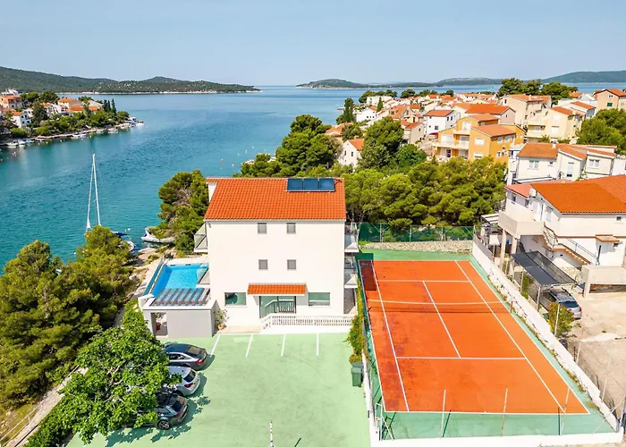 Vikendica Seven-bedroom In *