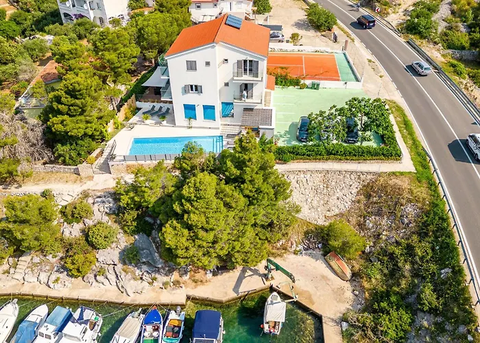 Seven-bedroom In Semesterbostad