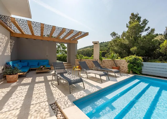 Seven-bedroom In Vikendica *