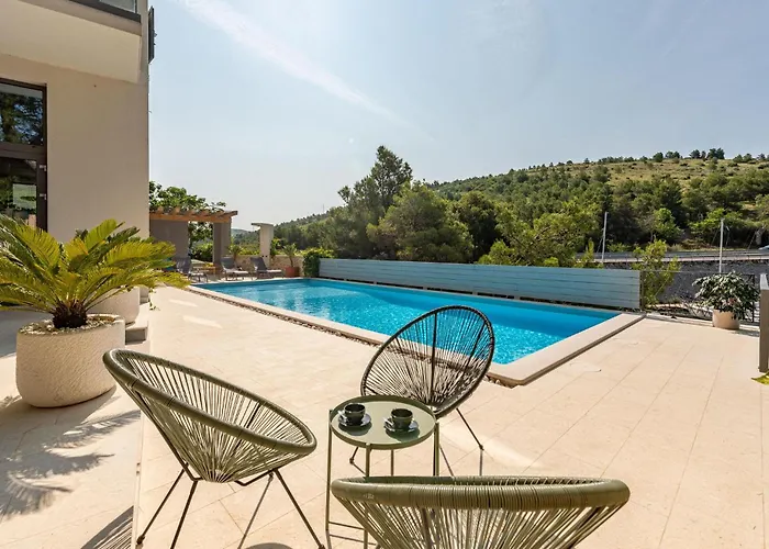 Seven-bedroom In Vikendica *